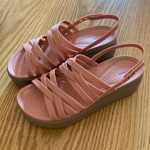 Crocs Brooklyn Strappy Sandal Pale Blush Size 7 US New without box